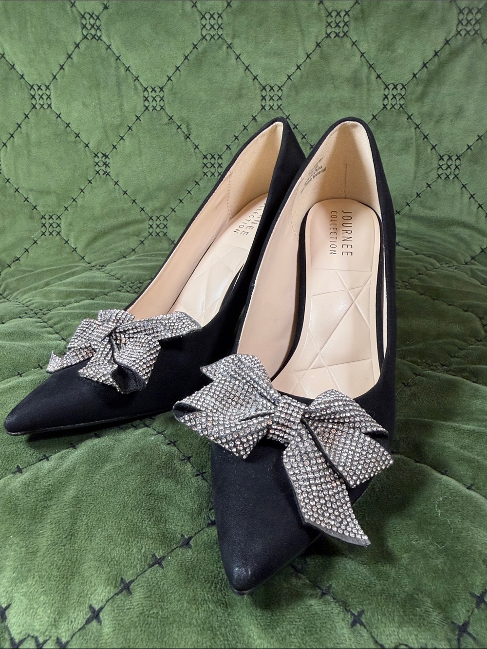 Journee Collection Black Pointed Toe Pumps with Crystal Bow Accent - Picture 1 of 6